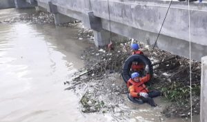 Tri Wahyudi: Aktivis Kemanusiaan KRI Bersihkan Sampah Di Pintu Air Waduk Bojongsari