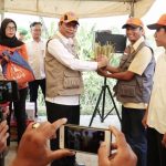 F-PRB Bersama BPBD Juga Berbagai Pihak Tanam Rumput Vetiver Ditanggul Cimanuk