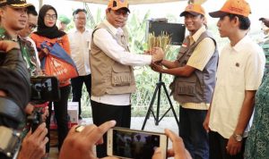 F-PRB Bersama BPBD Juga Berbagai Pihak Tanam Rumput Vetiver Ditanggul Cimanuk