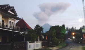 Gunung Merapi Keluarkan Awan Panas Warga Diharapkan Tenang Dan Waspada