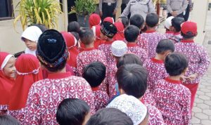 TK Sejahtera Bentuk Generasi Berkarakter Kunjungi Polsek Jatibarang