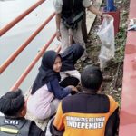 Aktivis Kemanusiaan KRI Bersihkan Sampah Sungai Cimanuk