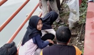 Aktivis Kemanusiaan KRI Bersihkan Sampah Sungai Cimanuk