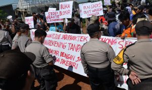 Ratusan Warga Mekarsari Tuntut PLN UIP JBT I Buka Blokir saldo.