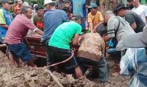 Jenazah PMI Kuraesin Sampai Rumah Duka Indramayu Disambut Isak Tangis