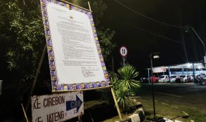 Polres Indramayu Cegah Covid-19 Dengan Pasang Baliho Maklumat