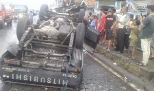 Diduga Sopir Mengantuk Mobil Bak Mitsubishi Hantam Pembatas Jalan