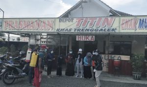 Cegah Covid-19, Forum Pemuda Alasbuluh Semprot Disinfektan Di Rumah warga