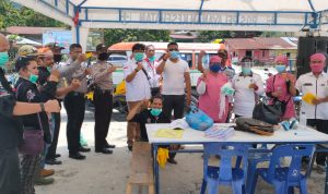 Salurkan Masker KSM, IWO Samosir Juga Bagi Hand Sanitizer