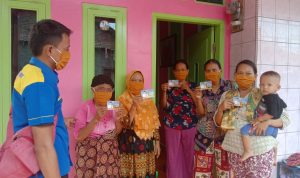 Bantu Pemerintah Tangkal Peredaran Covid-19, Relawan DMS dan Wilalodra Center Bagikan Masker Gratis Ke-Desa Lohbener dan Telukagung.