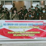 Kejaksaan Tinggi Pabar Bersama IAD Bagikan Sembako Dan Seribu Masker