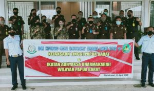 Kejaksaan Tinggi Pabar Bersama IAD Bagikan Sembako Dan Seribu Masker