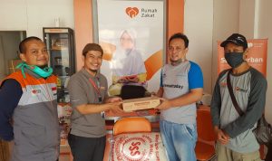 Bantu Kegiatan Ramadhan Berbagi, Rumah Zakat Serahkan Donasi ke IWO Indramayu