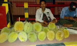 Dampak Covid-19 Durian Dijual Murah