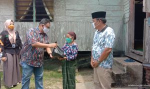 Kajari Kampar Salurkan Bantuan Sembako Kepada Anak Yatim dan Lansia Terdampak Corona