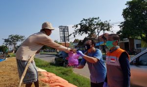 IWO Indramayu-Rumah Zakat Bagikan 200 Paket Sembako untuk Warga Terdampak COVID-19