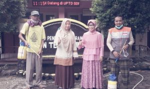 Relawan Inspirasi Rumah Zakat Semprot Disinfektan Cegah Covid-19 Di Desa Telukagung
