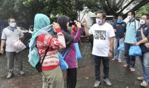 Hadapi PSBB, PWI Kota Bandung Bersama SMSI Jawa Barat Bagikan Sembako
