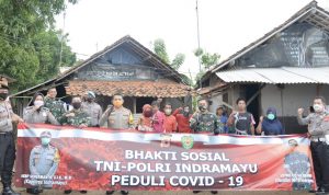 TNI-POLRI Indramayu Bagikan Sembako Bagi Warga Terdampak Covid-19