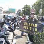Relawan Covid-19 Bandung Raya Bagikan Paket Sembako Untuk Warga Kurang Mampu