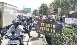 Relawan Covid-19 Bandung Raya Sasar Warga Kurang Mampu di Kasih Paket Sembako