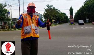 Aktivis Kemanusiaan KRI Bagikan Masker Dengan Cara Unik