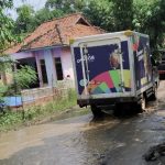 Warga Desa Pranggong Indramayu Keluhkan Jalan Rusak