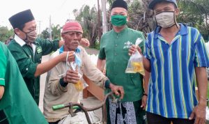 Satgas Gugus Covid-19 PCNU Kabupaten Indramayu Bagikan Masker Dan Takjil.