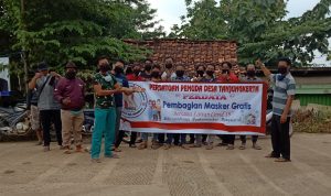 Hari Pertama PSBB, Perdata Indramayu Bagi-Bagi Masker Gratis