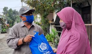 Ringankan Beban, PWI Jabar Bantu Sembako Kepada Warga Terdampak Covid-19