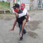 Kuwu Desa Dukuh Tengah Gendong Warga Untuk Mengambil BPNT