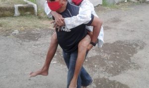 Kuwu Desa Dukuh Tengah Gendong Warga Untuk Mengambil BPNT