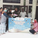 Yayasan Universitas Wiralodra Bagi Bantuan Beras ke Warga Sekitar Kampus
