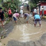 Warga Desa Tawangsari Perbaiki Jalan Dengan Cara Swadaya