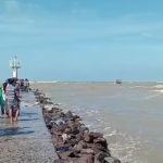 Di Pantai Karangsong Kapal Nelayan Terbalik Dihantam Ombak Dua Nelayan Tenggelam