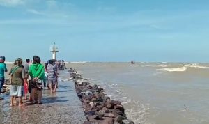 Di Pantai Karangsong Kapal Nelayan Terbalik Dihantam Ombak Dua Nelayan Tenggelam