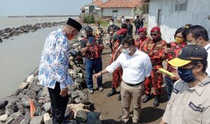 Daniel, Anggota Komisi V DPR RI Tinjau Abrasi Pantai Limbangan dan Eretan Indramayu