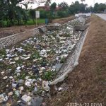 Warga Keluhkan Tumpukan Sampah di Sungai Irigasi Desa Cidempet