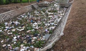 Warga Keluhkan Tumpukan Sampah di Sungai Irigasi Desa Cidempet