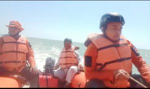 Aktivis Kemanusiaan KRI Bersama Tim SAR Gabungan Lakukan Pencarian Korban Laka Laut