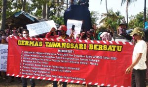 Masyarakat Desa Tawangsari Unjukrasa Minta Transparasi Anggaran Dana Desa