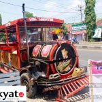 Mobil Hantam Kereta Grandong Berpenumpang 14 Anak