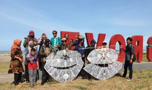 Dapat Rekor MURI Pendamping Desa Terbangkan Layangan Batik Khas Indramayu