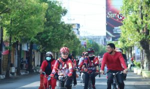 Nina-Luky Lakukan Gowes Keliling