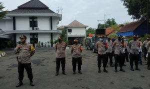 Kabag Ops Polres Indramayu jajaran Polda Jabar Pimpin Apel Kesiapan Pengaman Aksi Unjuk Rasa di depan Kantor DPRD