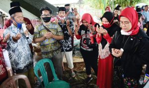 Nina Agustina Hadiri Unjungan Buyut Di Desa Krimun Losarang