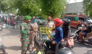 Polsek Karangampel Bersama TNI dan Pol PP Bagikan Masker Gratis Dalam Rangka Operasi Yustisi