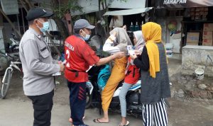 Polsek Krangkeng Gandeng Anggota Puskesmas Krangkeng Bagikan Masker Sembari Imbau Prokes 3M