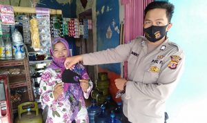 Polsek Cantigi Bagikan Masker Sembari Imbau Protokol Kesehatan