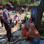 Polsek Cikedung Bagikan Masker Kepada Warga
